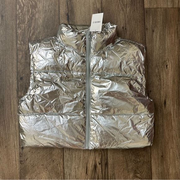 Forever 21 Jackets & Blazers - Forever 21 Cropped Lightweight Puffer Jacket Vest Women’s Size M Silver Metallic